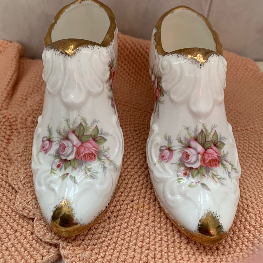 Paragon Fine China Porcelain Her Majesty Victorians Rose Pair of Shoes gold trim - Picture 4 of 8
